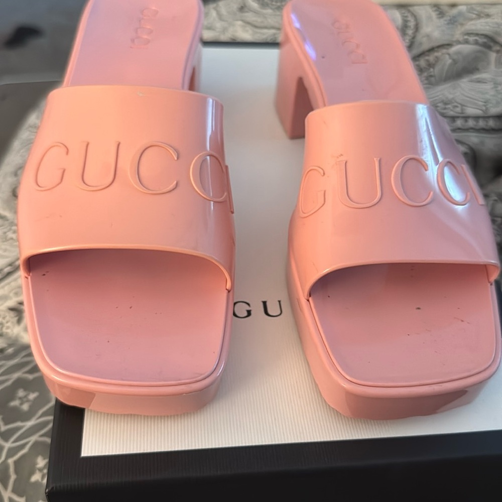 Pink Gucci rubber slide in sandals